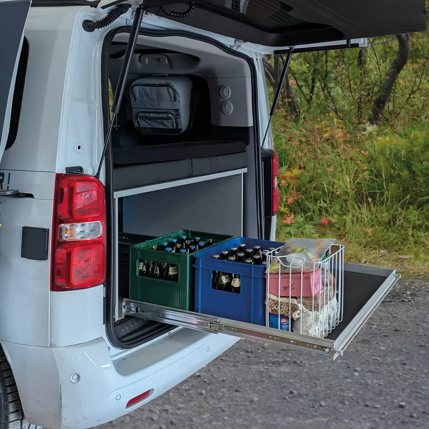 VanEssa Heckauszug Riva im PSA Stellantis Van beim Einkauf