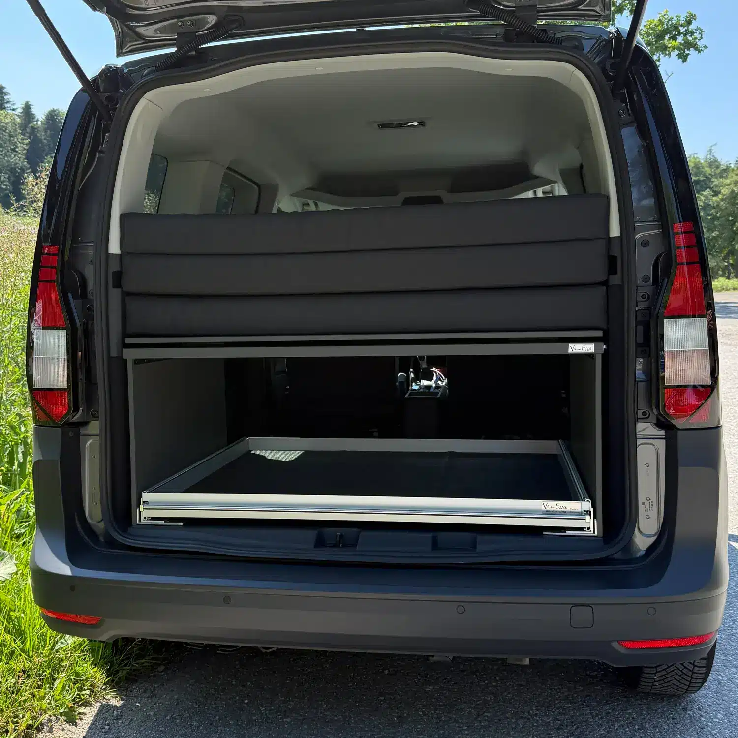 riva-heckauszug-caddy-connect-ausgezogen-heck-packzustand-graphit