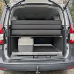 riva-heckauszug-caddy-connect-ausgezogen-heck-packzustand-mit-kuehlbox-graphit