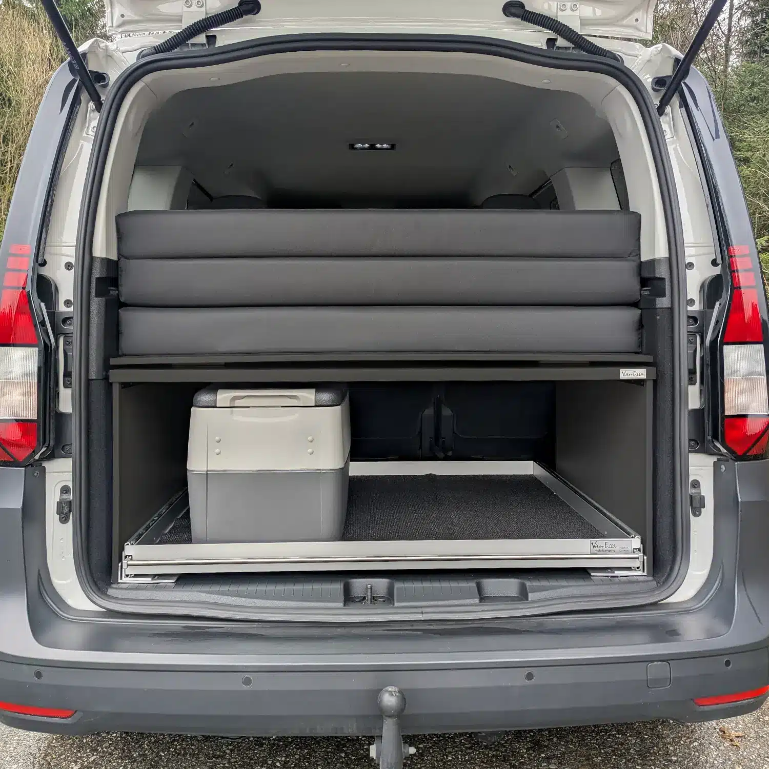 riva-heckauszug-caddy-connect-ausgezogen-heck-packzustand-mit-kuehlbox-graphit
