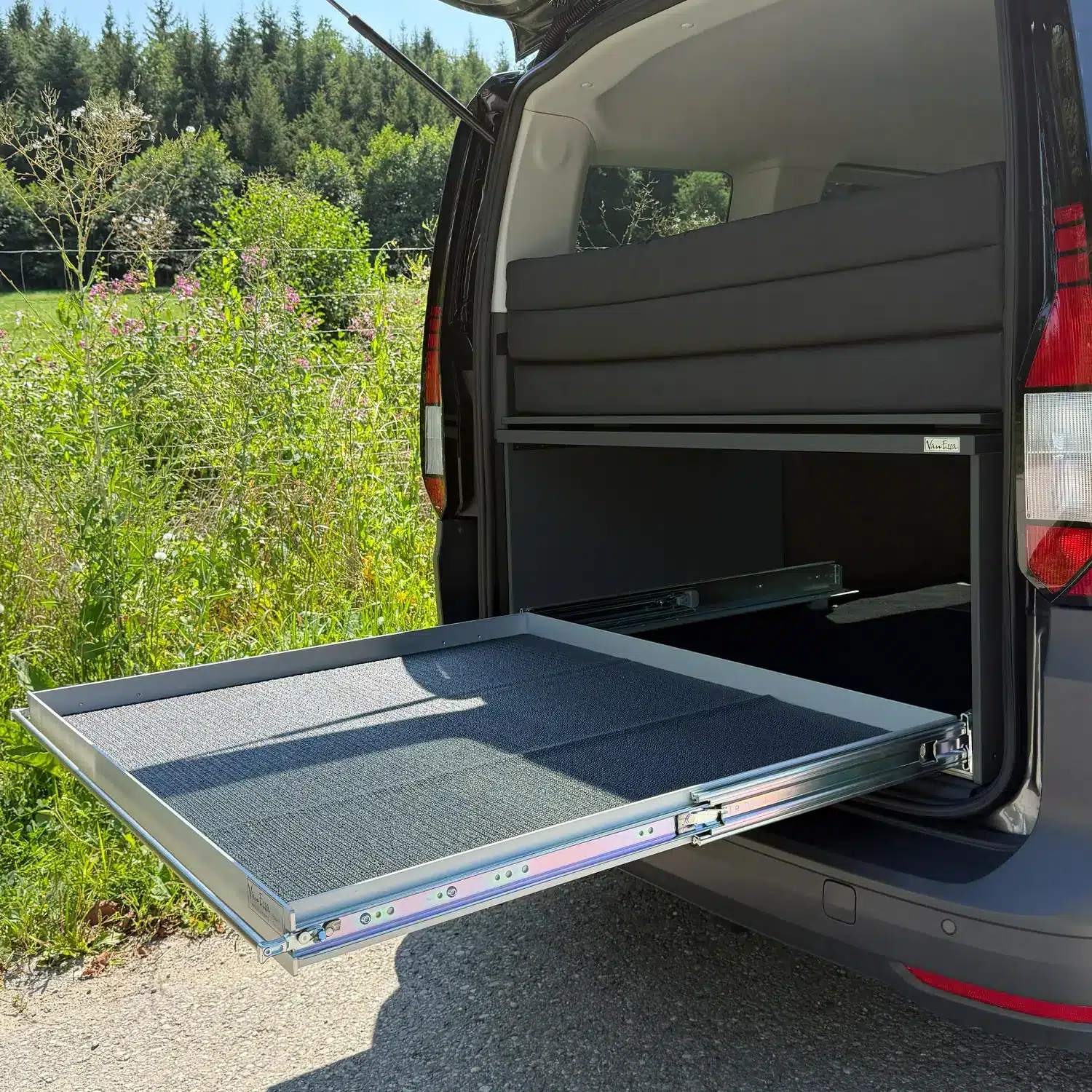 riva-heckauszug-caddy-connect-ausgezogen-seitlich-heck-graphit