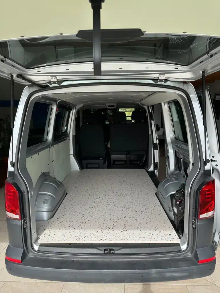 VanEssa Bodenplatte mit Pünktchen PVC Belag Heckansicht