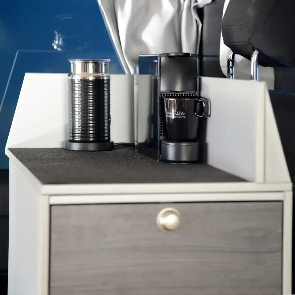 Kaffeebar Modulturm VanEssa mit Kaffeemaschine und Milchschaeumer