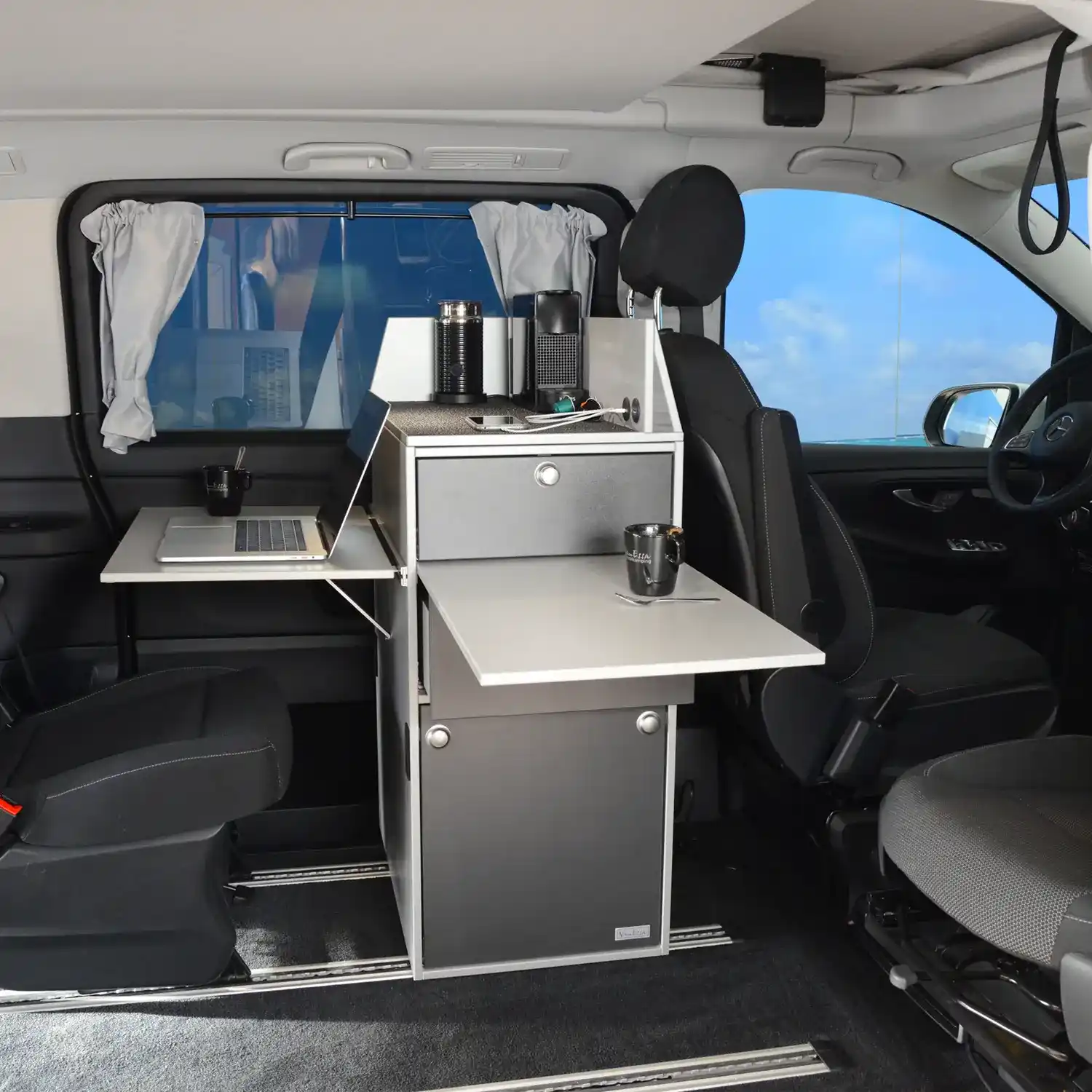 Kaffeebar im Mercedes Van mit Modulturm mit Tischen