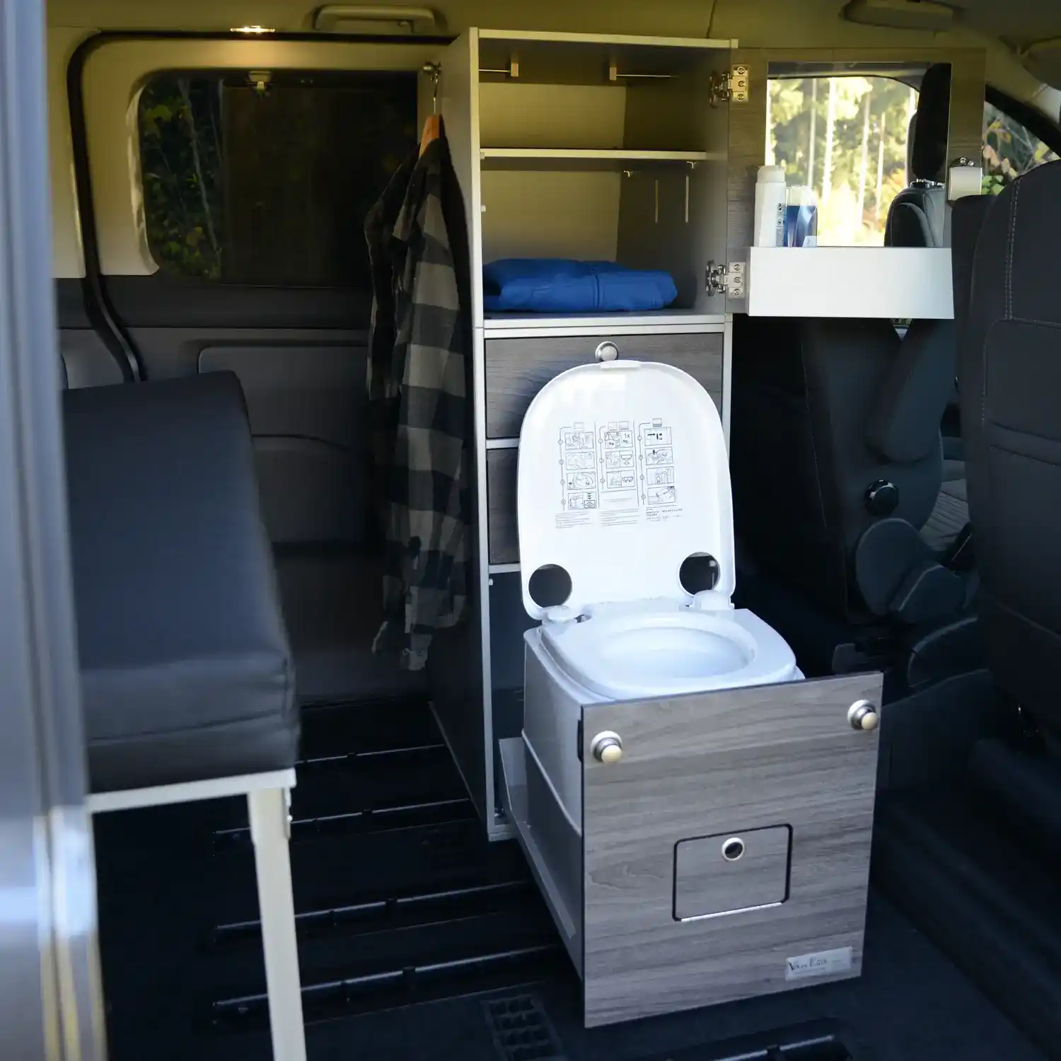 Modulturm WC body-silver Swiss in Ford Custom with WC Dometic 976