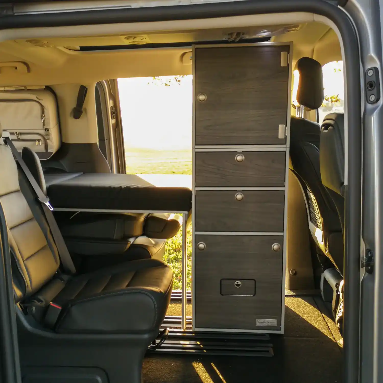 Modulturm WC Korpus-silber Swiss mit Toilette Dometic 976 im PSA Stellantis Van