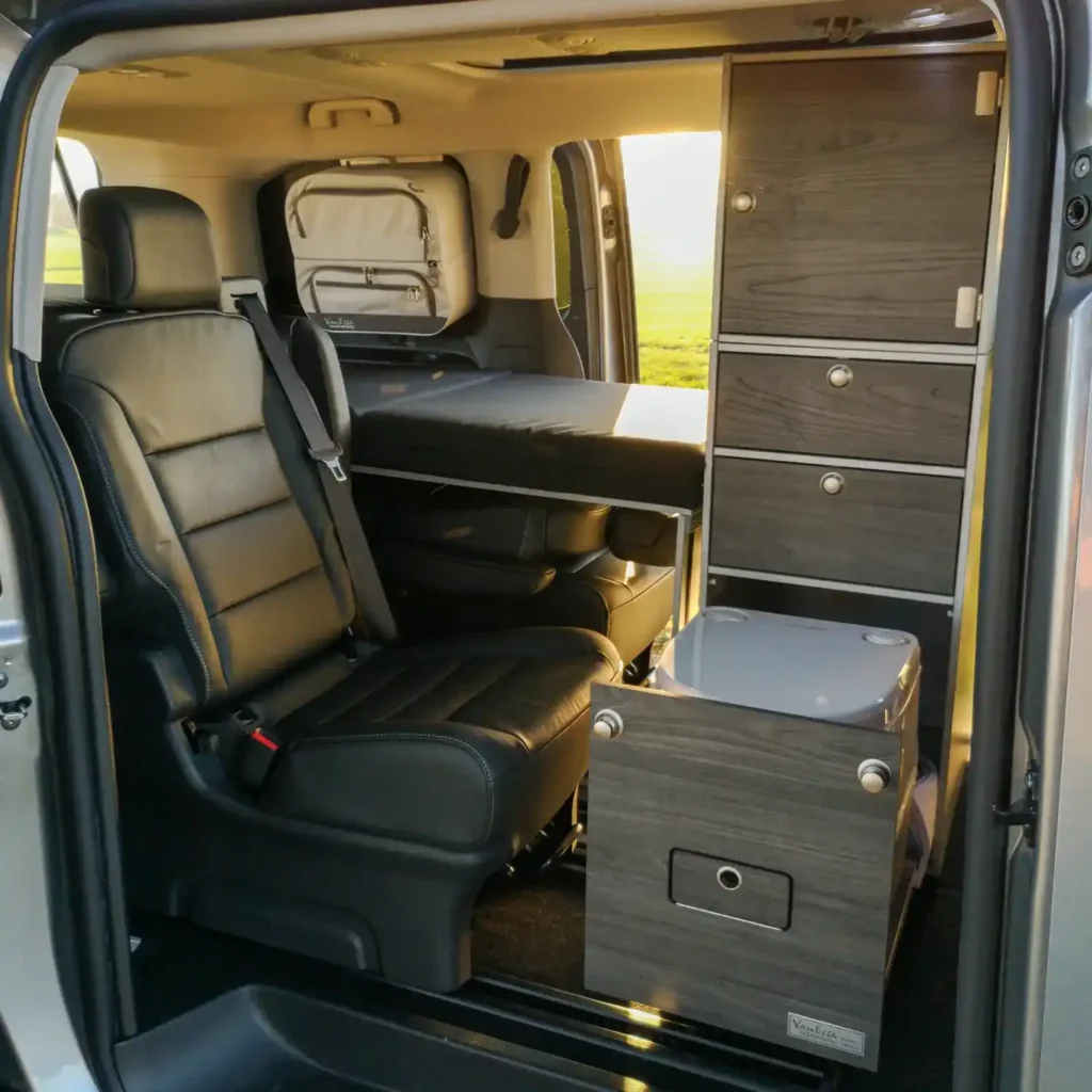 Modulturm WC Korpus-silber Swiss mit Toilette Dometic 976 im PSA Stellantis Van mit Tasche und Schlafsystem