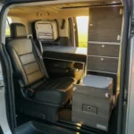 Modulturm WC Korpus-silber Swiss mit Toilette Dometic 976 im PSA Stellantis Van mit Tasche und Schlafsystem