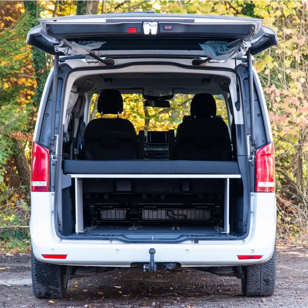 VanEssa Heckboard Mercedes zur Schlafbank Bett aufgebaut mit VanEssa Schlafauflage