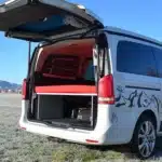 VanEssa Heckboard Mercedes zur Schlafbank mit VanEssa Schlafauflage und Packtaschen in den Bergen
