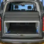 Schlafsystem Berlingo Rifter XL Packzustand Heckansicht im Auto