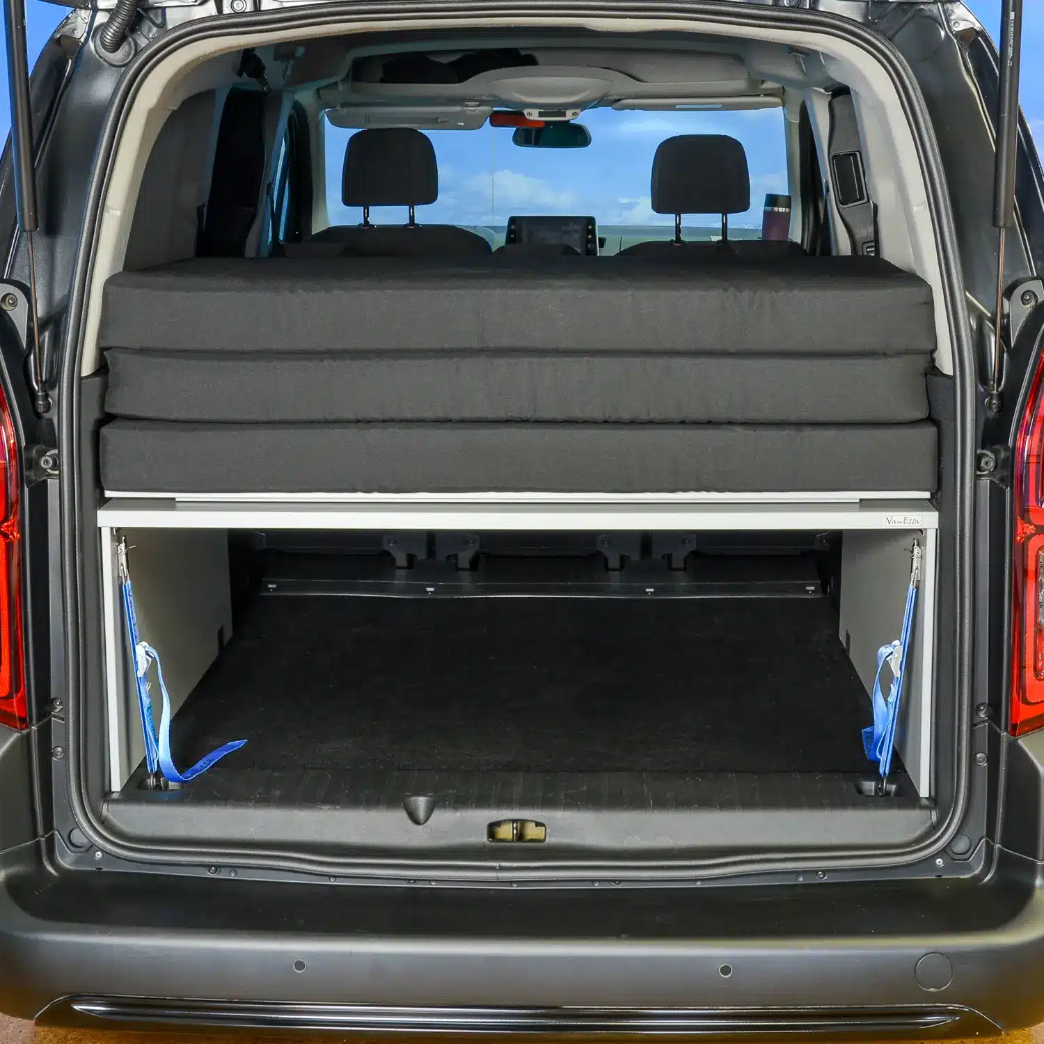 Schlafsystem Berlingo Rifter XL Packzustand Heckansicht im Auto
