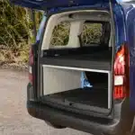 Schlafsystem Berlingo Rifter Combo E Proace City Verso Heck seitlich am Parkplatz