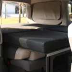 Schlafsystem Surfer geteilt graphit im VW T7 Schlaffläche