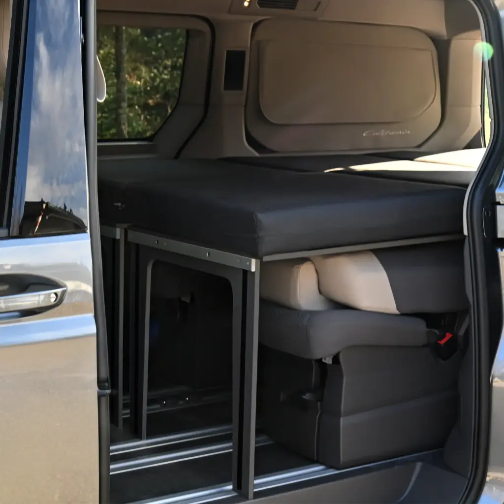 Schlafsystem Surfer geteilt graphit im VW T7 seitlich