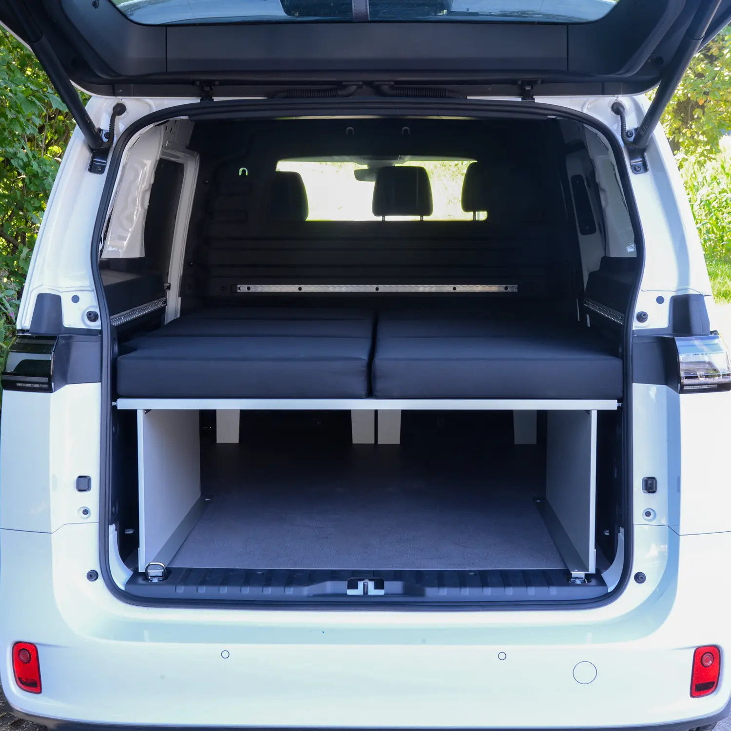 VanEssa Schlafsystem Surfer geteilt VW ID Buzz Doppelbett Heckansicht