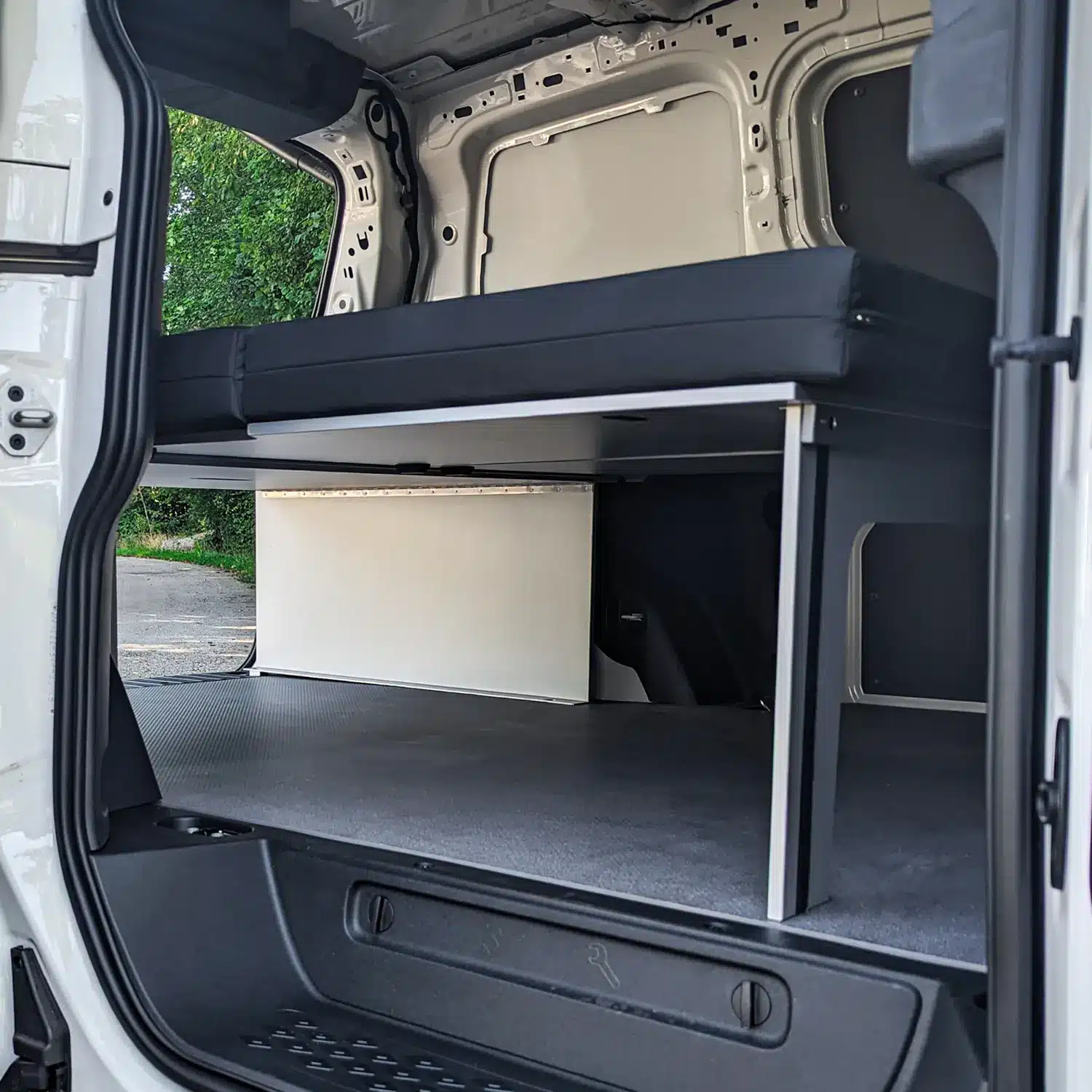 VanEssa Schlafsystem Surfer geteilt VW ID Buzz Stauraum