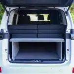 VanEssa Schlafsystem Surfer geteilt VW ID Buzz Packzustand von hinten