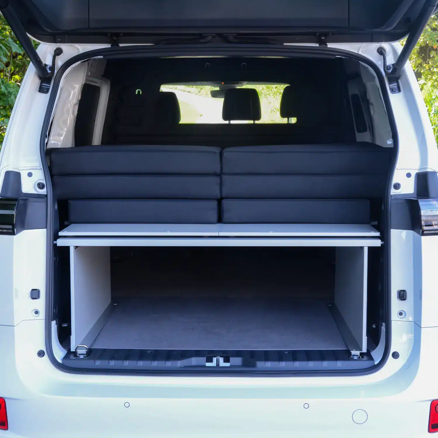 VanEssa Schlafsystem Surfer geteilt VW ID Buzz Packzustand von hinten