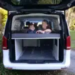 Schlafsystem Surfer geteilt Mercedes Heckansicht zu zweit