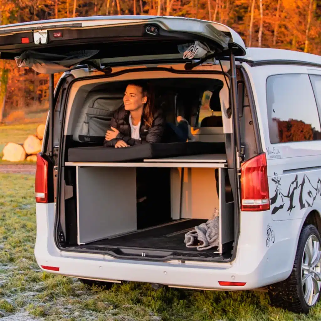 Schlafsystem Surfer geteilt Mercedes Heckansicht Sonnenuntergang