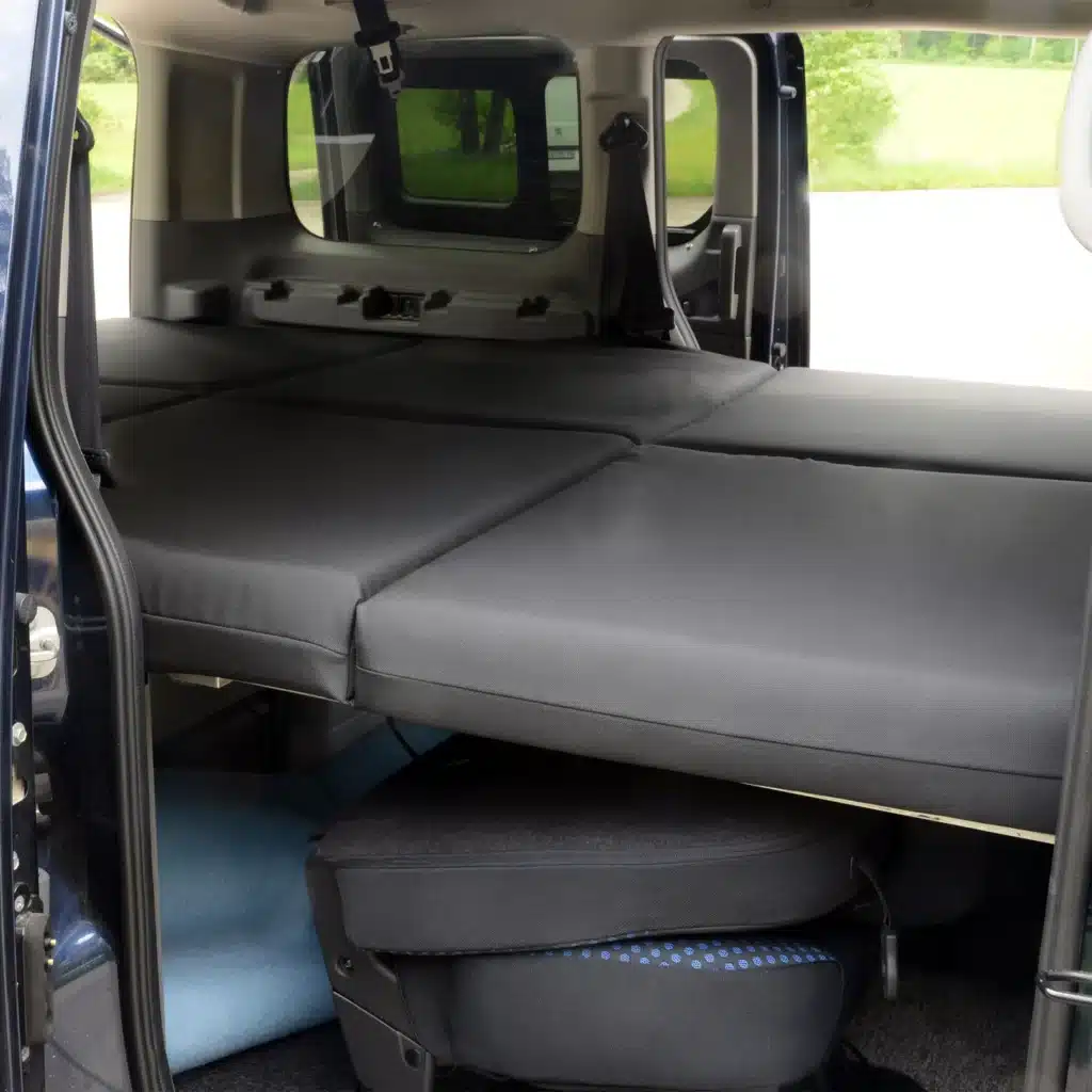 Schlafsystem Surfer geteilt Nissan NV200 auf Parkplatz