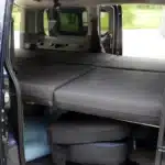 Schlafsystem Surfer geteilt Nissan NV200 auf Parkplatz