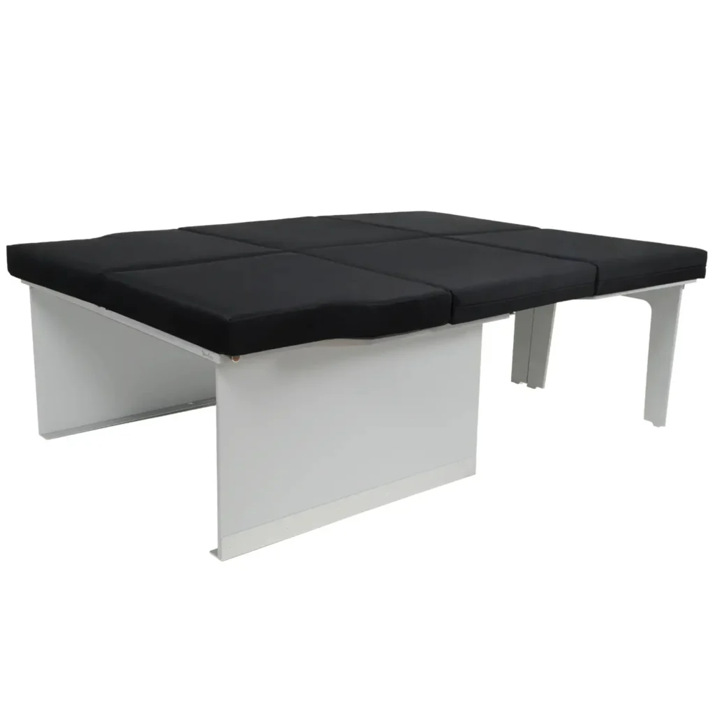 VanEssa Schlafsystem Surfer geteilt fuer Stellantis Vans aufgebaut mit Matratzen