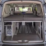Schlafsystem Surfer geteilt im VW T7 mit Technikbox Heckansicht