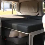 Schlafsystem Surfer geteilt im VW T7 Schlaffläche