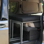 Schlafsystem Surfer geteilt im VW T7 seitlich