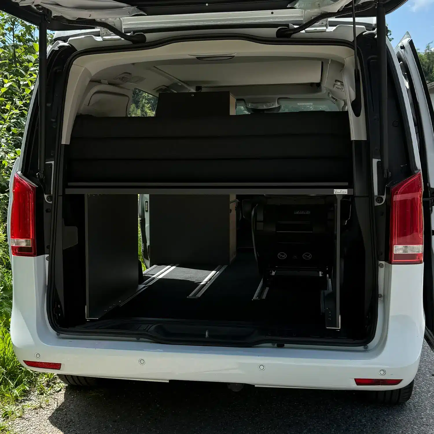 Mercedes Schlafsystem Surfer Heckansicht Packzustand