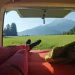 Schlafsystem im VW T5 T6 Transporter mit Bergaussicht