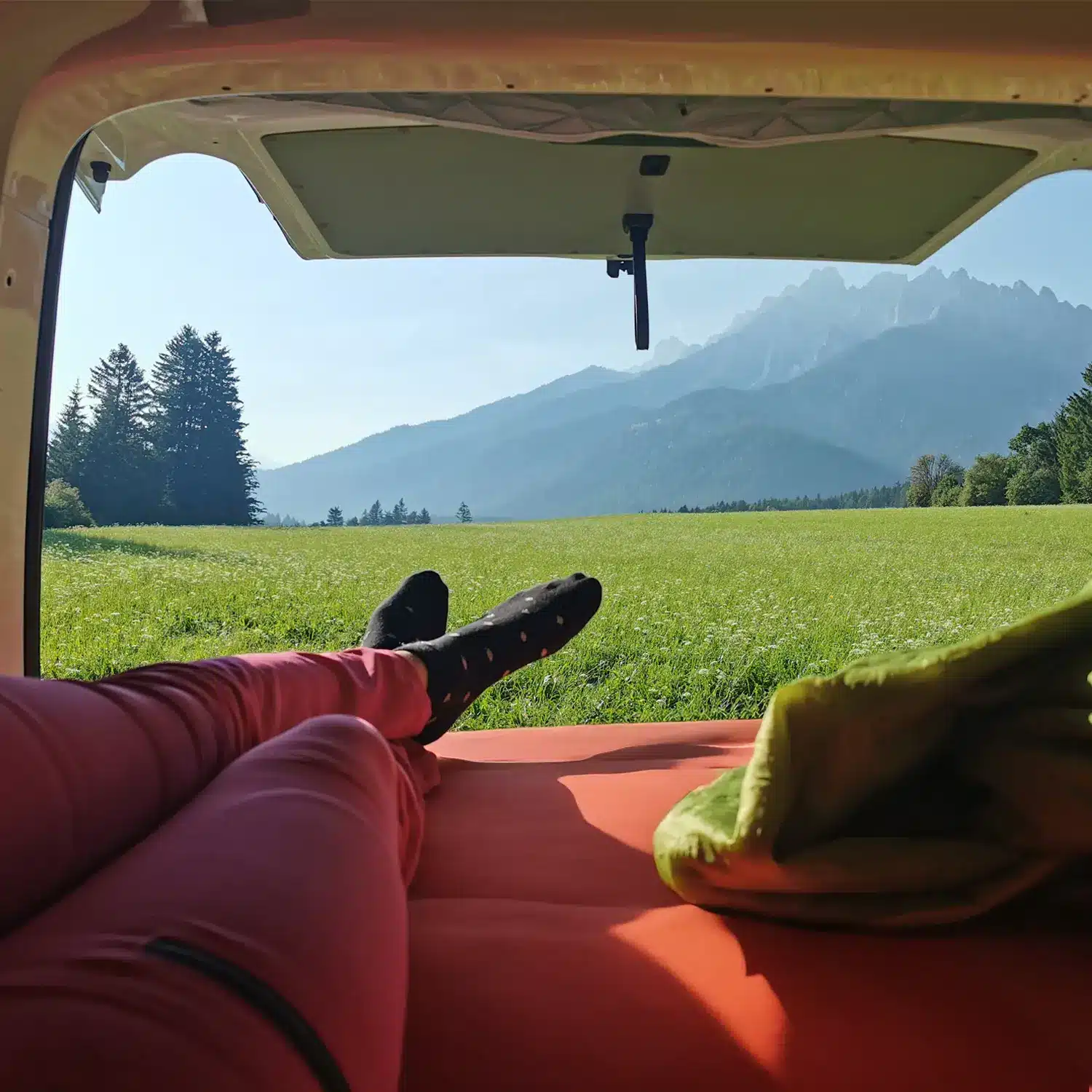 Schlafsystem im VW T5 T6 Transporter mit Bergaussicht