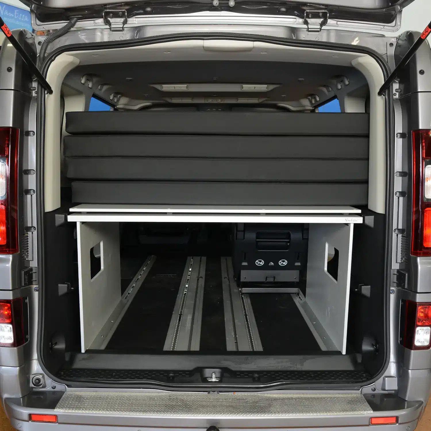Sleeping system Surfer Vivaro B Life and Trafic Spaceclass rear view Packing status
