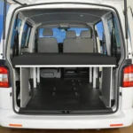 Schlafsystem Van VW Transporter Caravelle T5 T6 von hinten im Auto