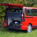 Schlafsystem Vivaro Trafic mit Dreierbank Packzustand beim Klettern