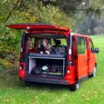 Schlafsystem Vivaro Trafic mit Dreierbank im Gruenen