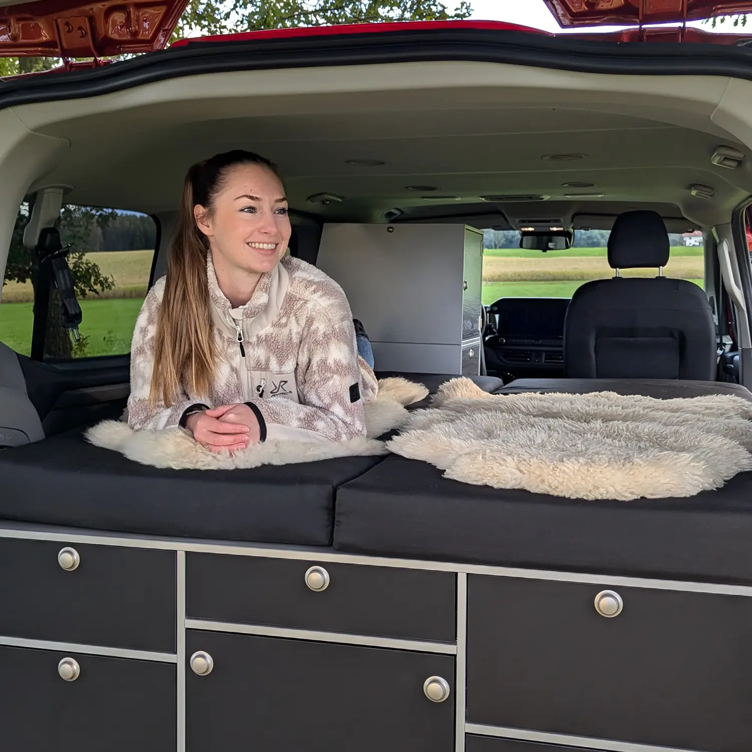 Sleeping system Surfer split to the kitchen in the car with sheep blankets
