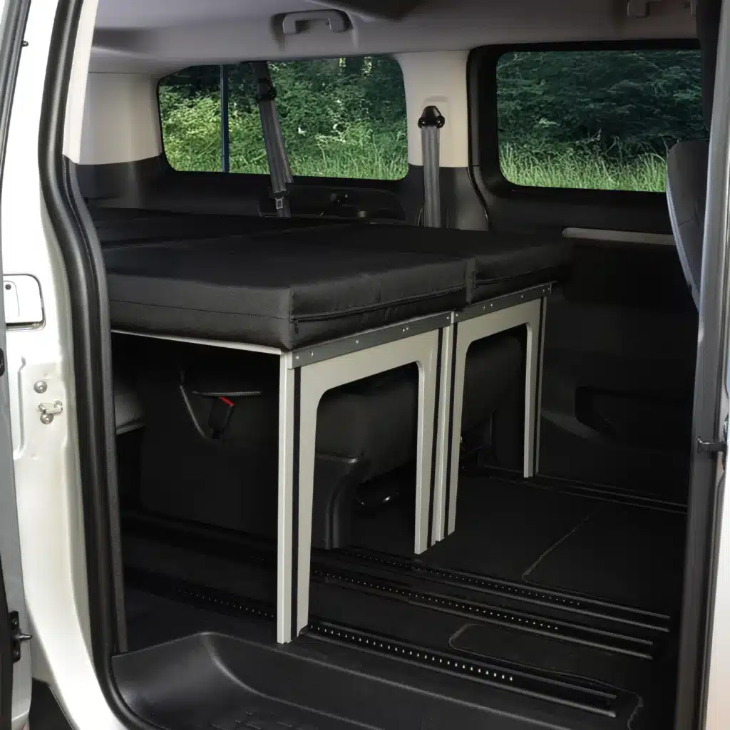 Schlafsystem Surfer geteilt zur Kueche seitlich Doppelbett