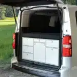 Schlafsystem Surfer geteilt zur Kueche seitlich Heckansicht