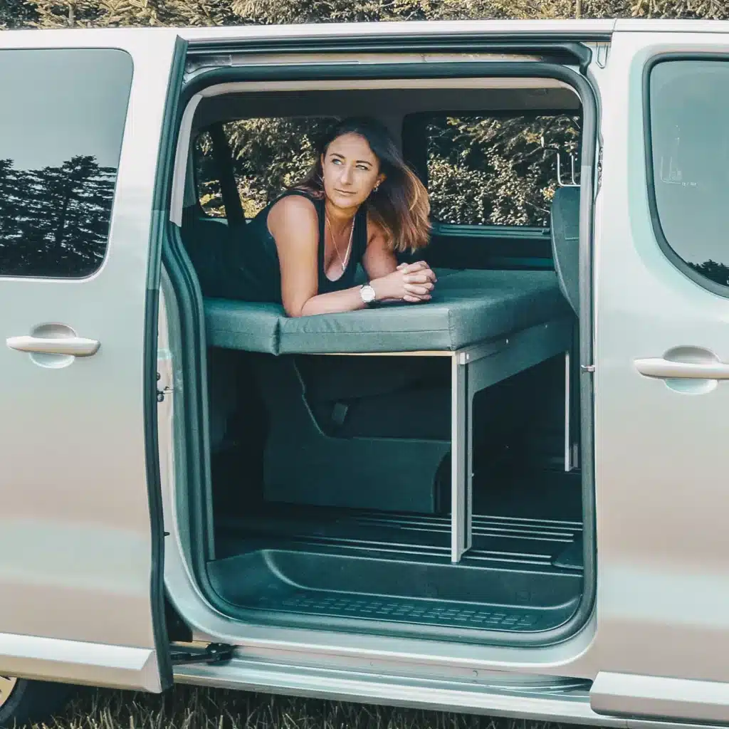 Schlafsystem Surfer zur Heckkueche Stellantis PSA Seitenansicht