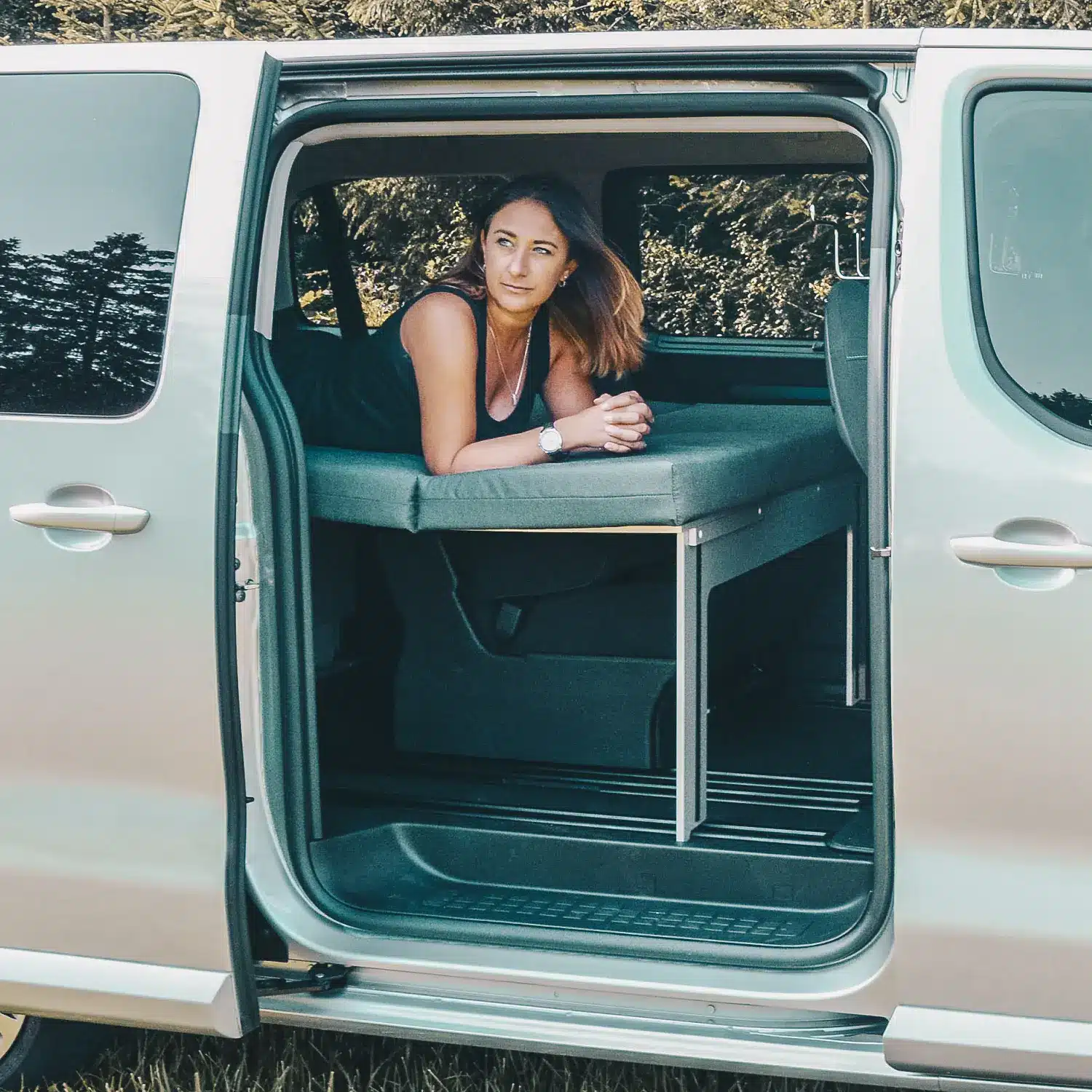 Schlafsystem Surfer zur Heckkueche Stellantis PSA Seitenansicht