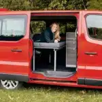 Schlafsystem zur Kueche Vivaro Trafic kurzer Radstand mit hinterer Dreierbank am Wald
