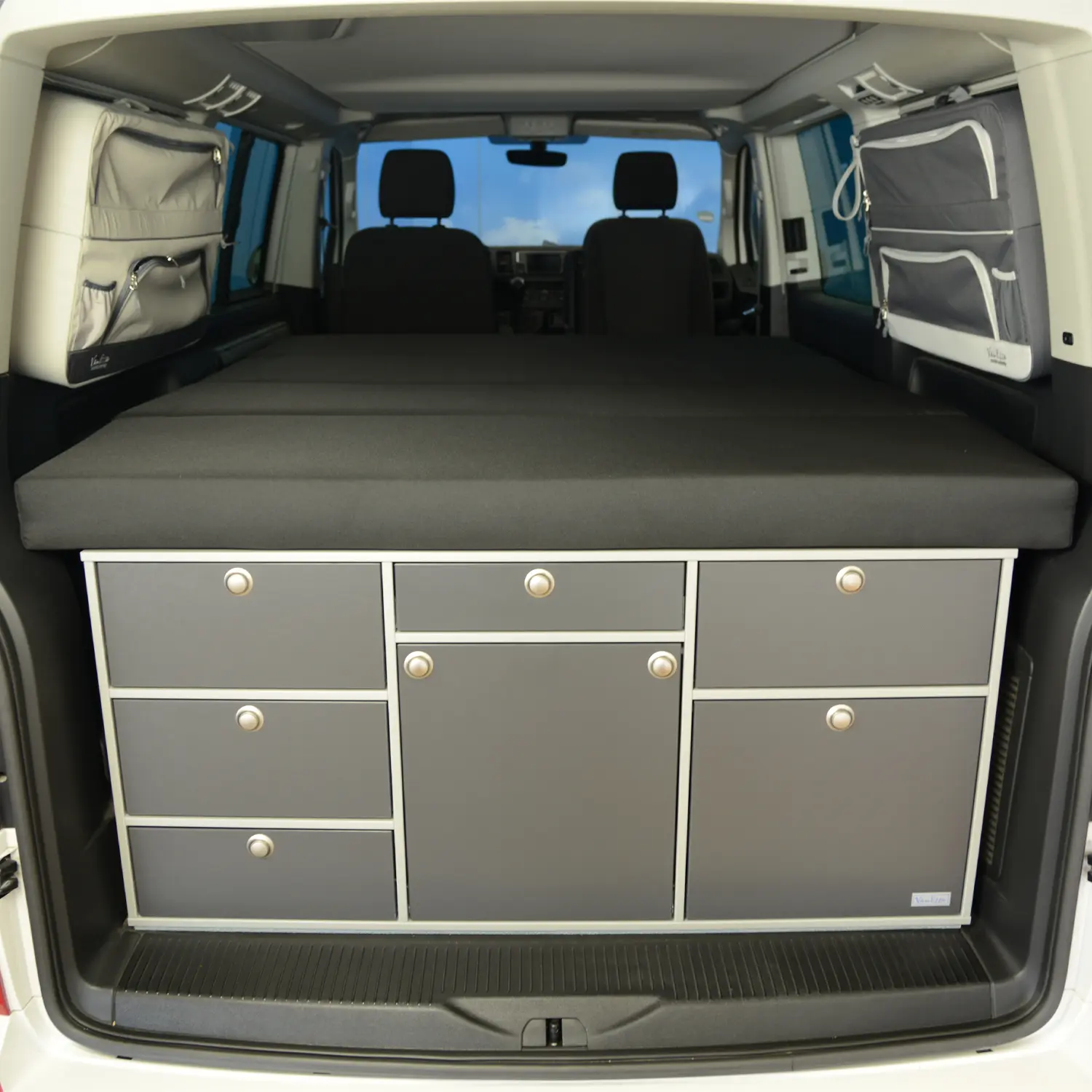 Schlafsystem zur Kueche Surfer VW T5 T6 Multivan Beach Heckansicht