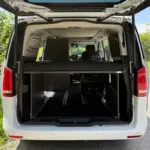 Mercedes Schlafsystem Surfer Heckansicht aufgebaut