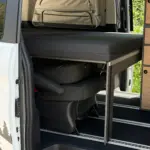 Mercedes Schlafsystem Surfer seitlich -Klasse mit Packtasche hellgrau und Modulturm