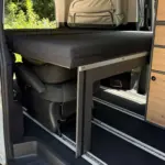 Mercedes Schlafsystem Surfer seitlich Detail in V-Klasse mit Packtasche hellgrau und Modulturm