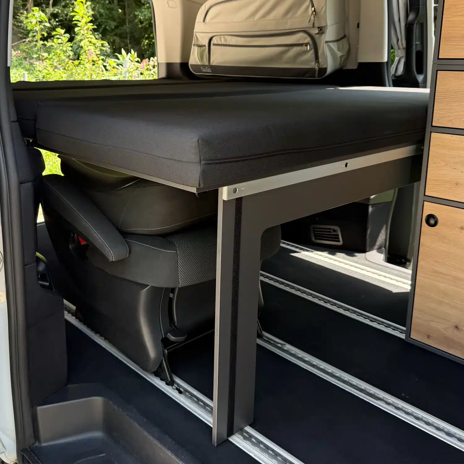 Mercedes Schlafsystem Surfer seitlich Detail in V-Klasse mit Packtasche hellgrau und Modulturm