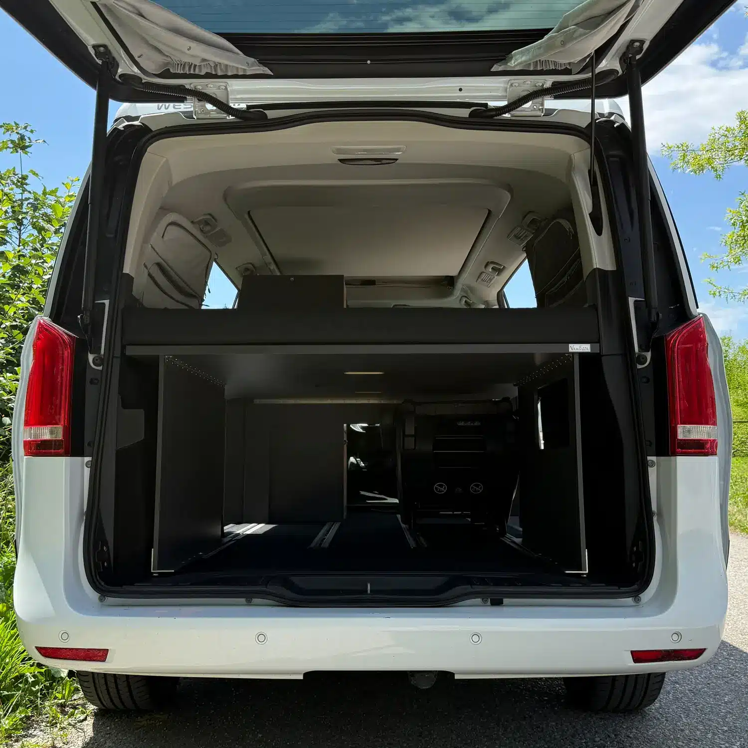 Mercedes Schlafsystem Surfer Heckansicht aufgebaut Stauraum unter Bett